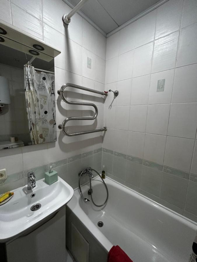 Apartment Near Train Station And Close To City Center Kiev Exterior foto